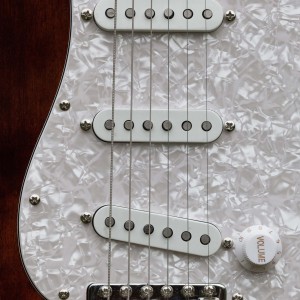 Schlagbrett Perloid 3-lagig mit Fender 54 Custom Shop PickUps